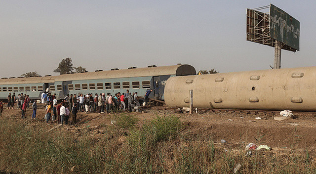İran'da yolcu treni raydan çıktı: Ölü ve yaralılar var görseli
