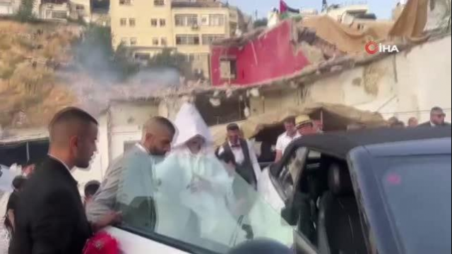 İsrail güçleri evlerini yıktı! Filistinli çift enkazda evlendi görseli