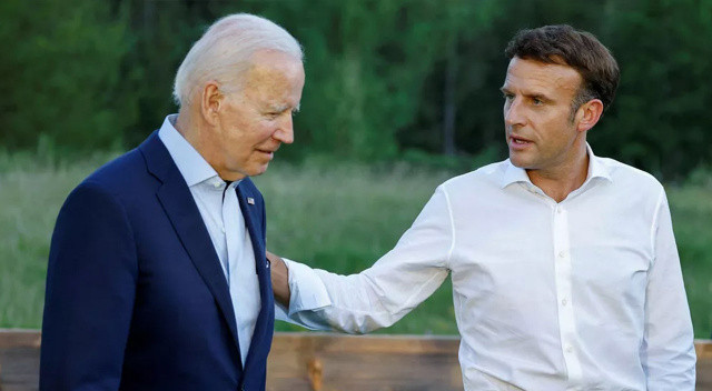 Macron Biden'a 'kötü haber' verirken gazetecilere yakalandı: Petrol fiyatları tavan yaptı görseli