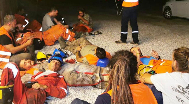 Marmaris'teki yangının gönüllü kahramanları gece gündüz demeden mesaiye devam ediyorlar görseli