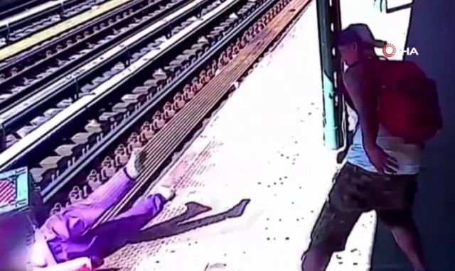 Metro istasyonundaki kadını raylara itti görseli