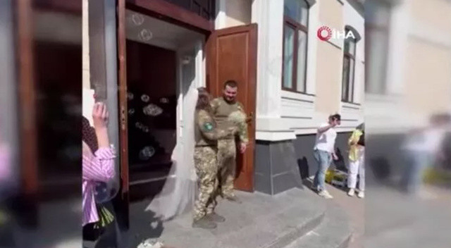 Ukrayna’da gelinlik ve damatlığın yerini askeri üniforma aldı görseli