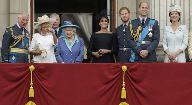 Buzlar eriyor: Kraliçe Elizabeth’ten Prens Harry ve Meghan Markle’a davet görseli