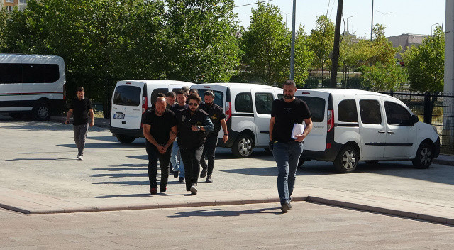 Çete kurup polis kılığına girdi ağabeyini yaralayıp gasp etti görseli