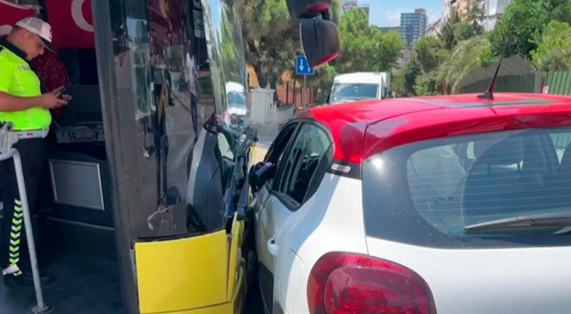 Dur tabelasına uymadı otobüsle çarpıştı! 3 yaralı görseli