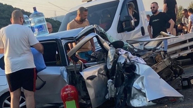 İzmir'de hatalı sollama yapan sürücü dehşet saçtı, ölü ve yaralılar var görseli