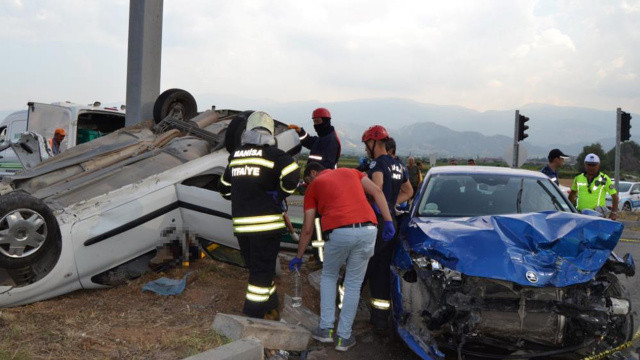 Manisa'da iki araç çarpıştı, 3 kişi feci şekilde can verdi görseli