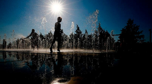 Meteoroloji yeni raporu paylaştı: Güney ve doğu kavruluyor, kuzeyde sağanak var görseli