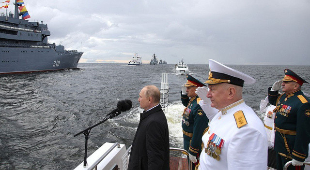 Putin Rus donanması geçit törenine katıldı görseli