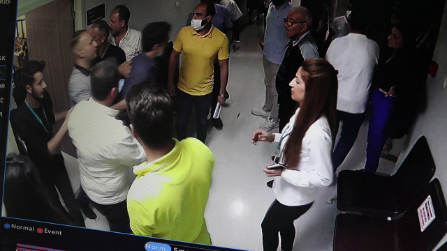 'Beynimdeki çipi çıkar' deyip doktora saldıran zanlı tutuklandı görseli