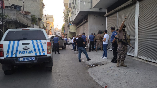 Adana'da hareketli saatler! Polisten kaçtı, çocuğu rehin aldı görseli