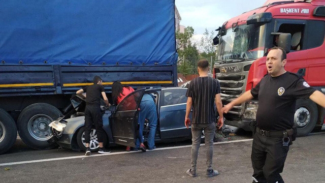 Ankara'da freni boşalan tır dehşet saçtı: 1'i polis 3 yaralı görseli