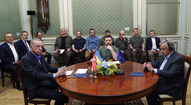 Cumhurbaşkanı Erdoğan Ukrayna'da: Lviv'deki üçlü zirve sona erdi görseli