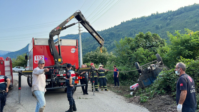 Düzce'de işçileri taşıyan traktör devrildi, ölü ve yaralılar var görseli
