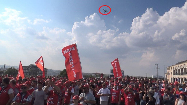 Eylem yapan işçiler, kendilerini çeken drone'u yuhaladı görseli