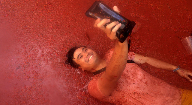İspanya'da 'La Tomatina' festivali: 20 bin kişi birbirine 130 ton domates attı görseli