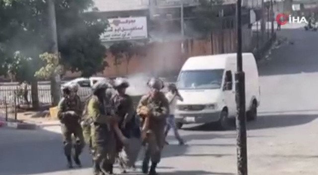 İsrail askerleri Filistinli genci yaka paça gözaltına aldı görseli