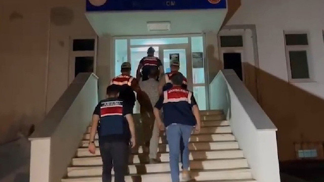 Kardeş katili tarlada çalışırken yakalandı görseli