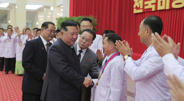 Kim Jong-un koronavirüse yakalandı görseli