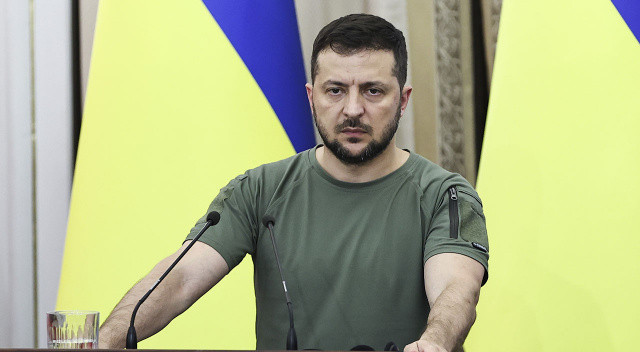 Tercüman yetersiz kalınca Zelenskiy kendi sözlerini kendi çevirdi görseli
