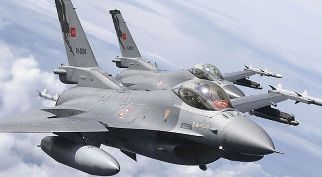 Türk F-16'larını Yunan uçakları yine taciz etti görseli