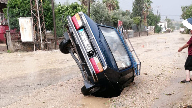 Yol çöktü, otomobil içine düştü görseli