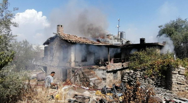 100 yıllık ev bir yangından adeta kül oldu! görseli