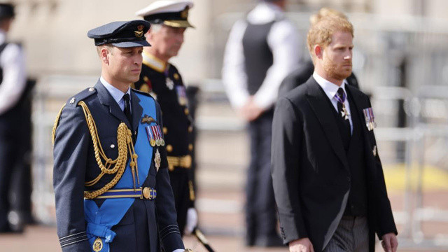 2 yıl sonra ilk... Prens Harry, askeri üniformayı yeniden giyecek görseli