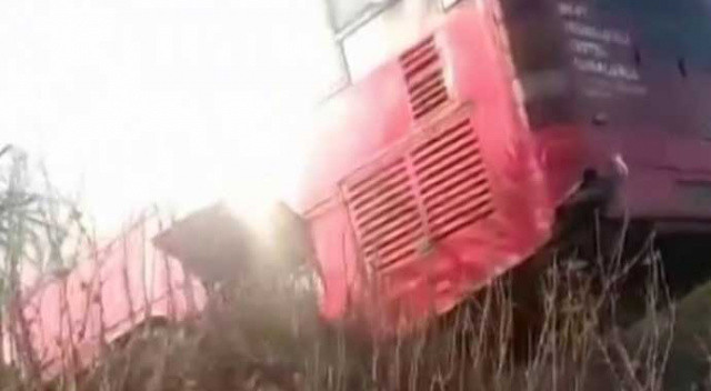 Adana'da belediye otobüsü otomobille çarpıştı, ölü ve yaralılar var görseli