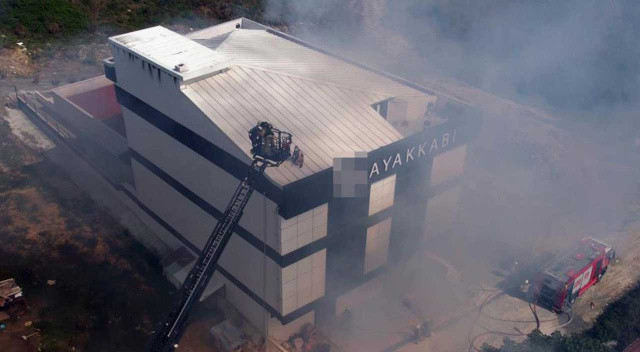 Arnavutköy’de ayakkabı fabrikasında yangın! Resmen can pazarı yaşandı görseli