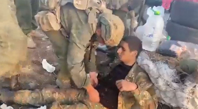 Azerbaycan askerinden takdir toplayan davranış: Esir askerin yaralarını sardılar görseli