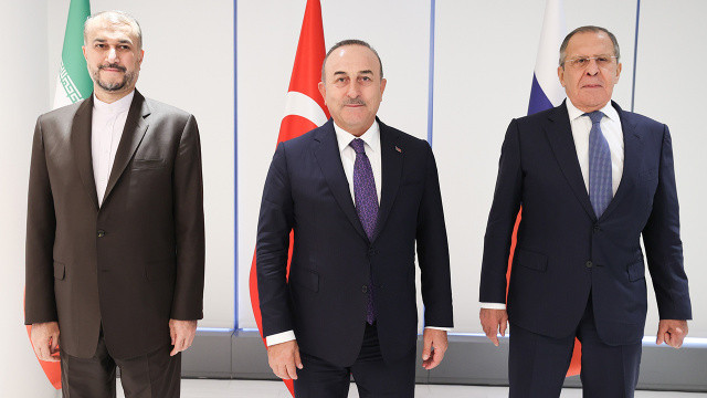 Bakan Çavuşoğlu, Rus ve İranlı mevkidaşları ile toplantı yaptı görseli