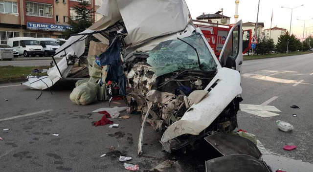 Feci kaza! Kamyonet önce direğe çarptı sonra alev alev yandı: Ölü ve yaralılar var görseli