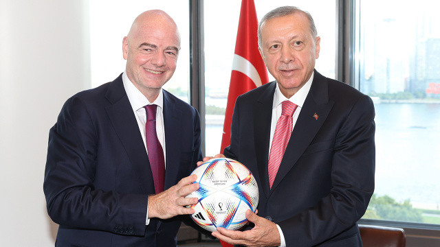 FIFA Başkanı Infantino'dan Erdoğan'a özel hediye! görseli