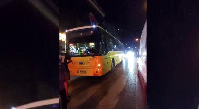 Görenler şoke oldu! İETT şoförü aracı yol ortasında bırakıp gitti: Nedeni ise pes dedirtti görseli