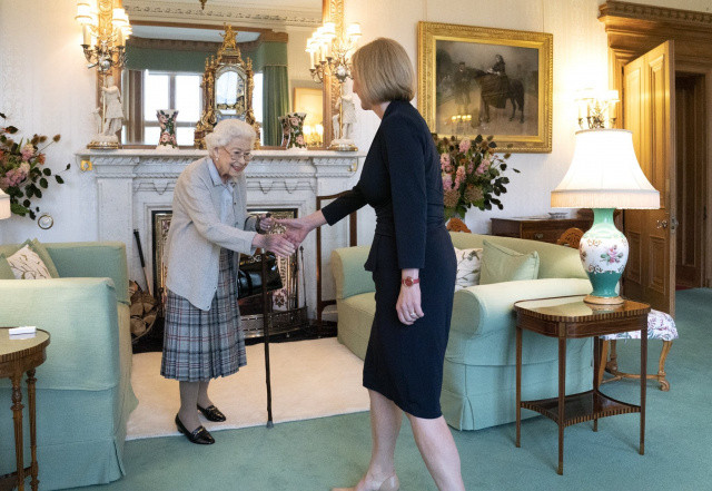 İngiltere yeni Başbakanı Liz Truss, Kraliçe Elizabeth'in huzuruna çıkarak mazbatasını aldı görseli