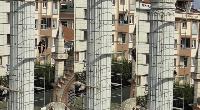 İşçilerin minareyi yenilemek için kullandıkları yöntem pes dedirtti! O ilginç anlar anbean kamerada görseli