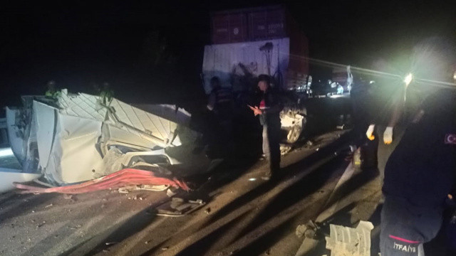 Isparta'da tırlar çarpıştı, 2 ölü var görseli