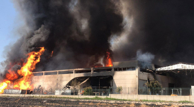 İzmir'de korkutan yangın! Kozmetik fabrikası alevlere teslim oldu görseli