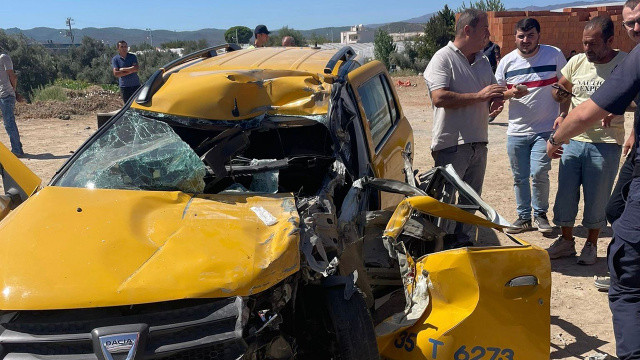 İzmir'de taksi kamyonete çarptı, ölü ve yaralılar var görseli