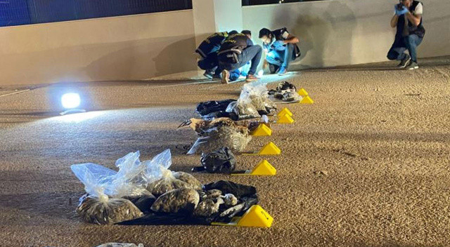 İzmir'de torbacı operasyonu! Köşeye sıkışınca uyuşturucuları aşağı attılar: 2 kişi gözaltında görseli