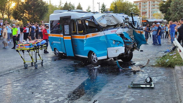 İzmir'de yolcu minibüsü servis ile çarpıştı, ölü ve yaralılar var görseli
