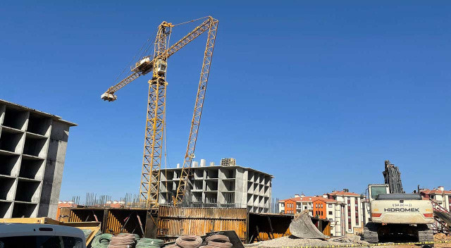 Korkunç kaza! Malatya'da inşaat alanında vinç işçilerin üzerine düştü: Ölü ve yaralılar var görseli