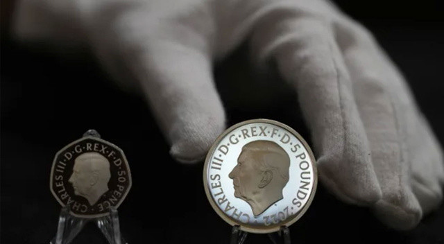 Kral 3. Charles’ın paraları görücüye çıktı görseli