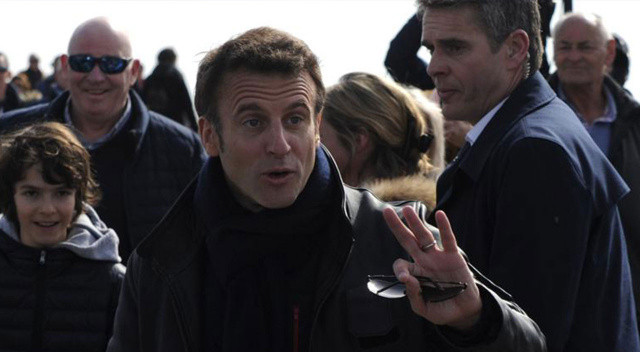 Macron’dan ilginç tasarruf yöntemi! Enerji tasarrufu için kazak giyecek görseli