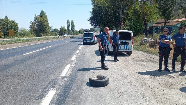 Manisa'da akıl almaz kaza! Otomobilden fırlayan lastik trafik polisinin bacağını kırdı görseli