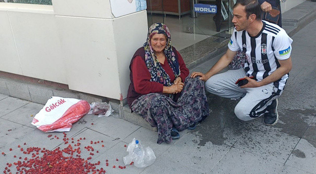 Meyveleri yere saçıldı, yaşlı kadın gözyaşlarına boğuldu… Bolu Belediyesinden açıklama geldi görseli