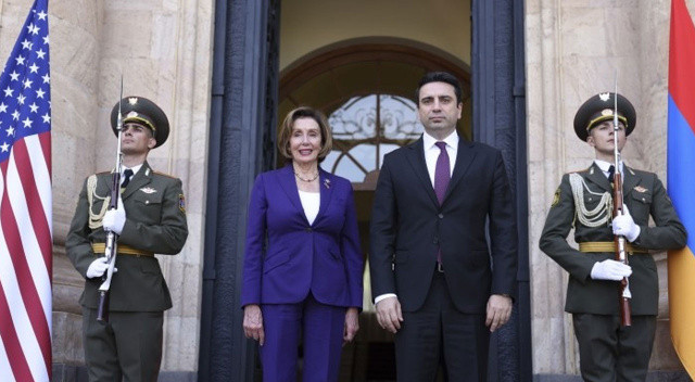 Pelosi'den Ermenistan ziyaretinde skandal sözler: Provokasyonları görmeyip Türkiye ve Azerbaycan'ı suçladı görseli