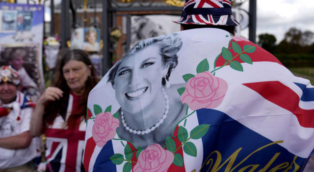 Prenses Diana, taziye çiçekleri ile Kraliçe II. Elizabeth’i gölgede bıraktı görseli