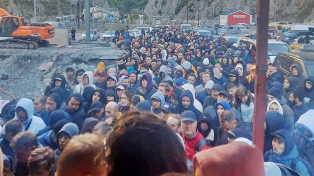 Ruslar kaçıyor! Gürcistan sınırında 20 kilometrelik araç kuyruğu görseli